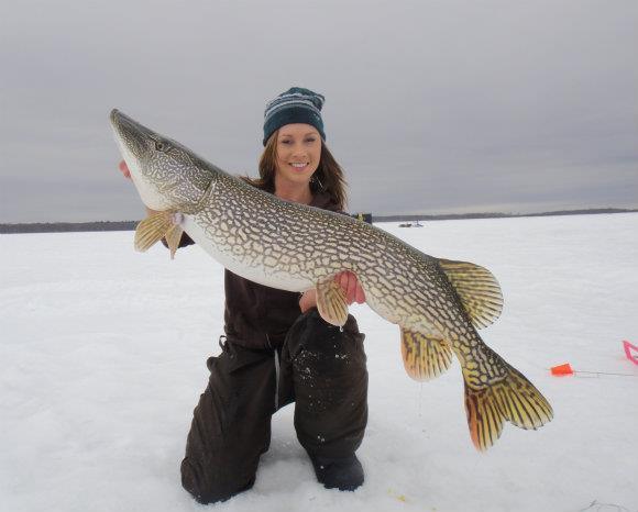 women-ice-fishing.jpg